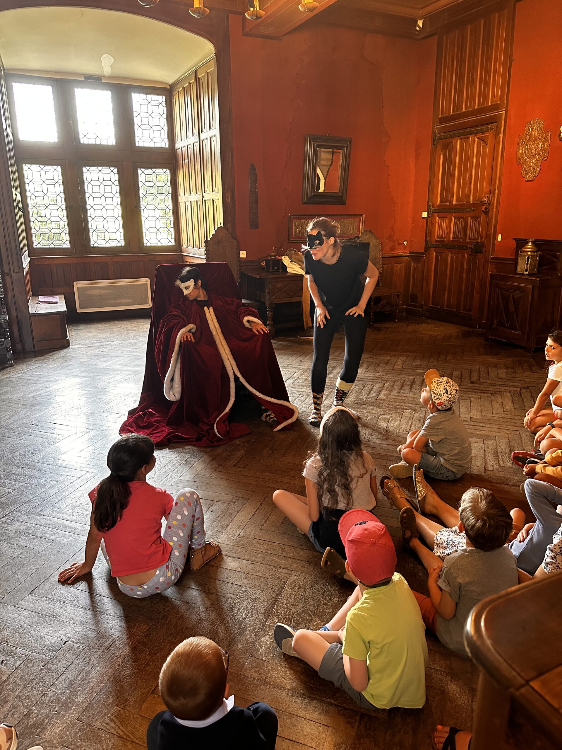 Photo de l'animation À pas contés avec des médiateurs déguisés qui jouent une saynète devant des enfants