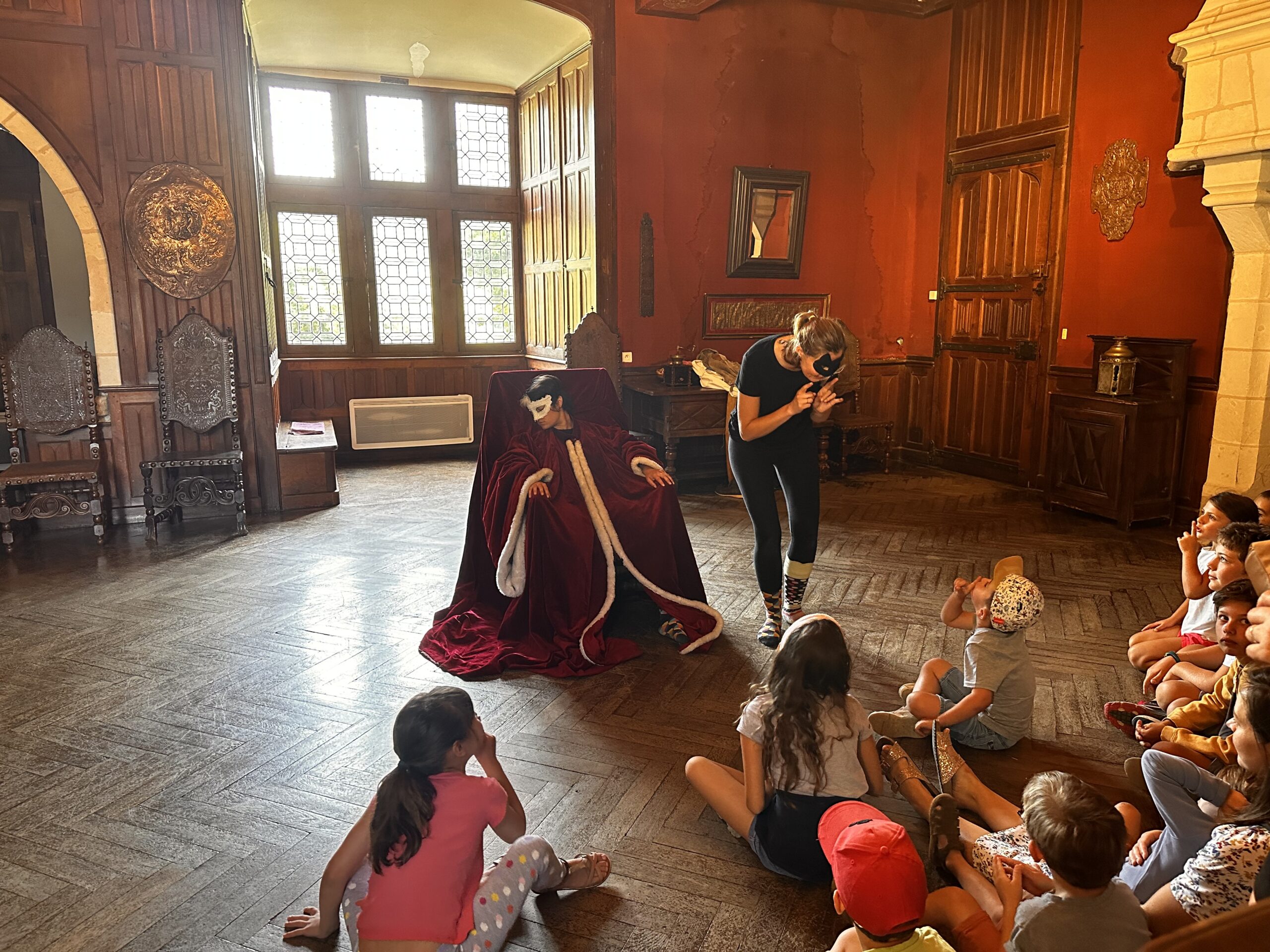 Photo de médiateurs en costumes jouant une saynète devant des enfants