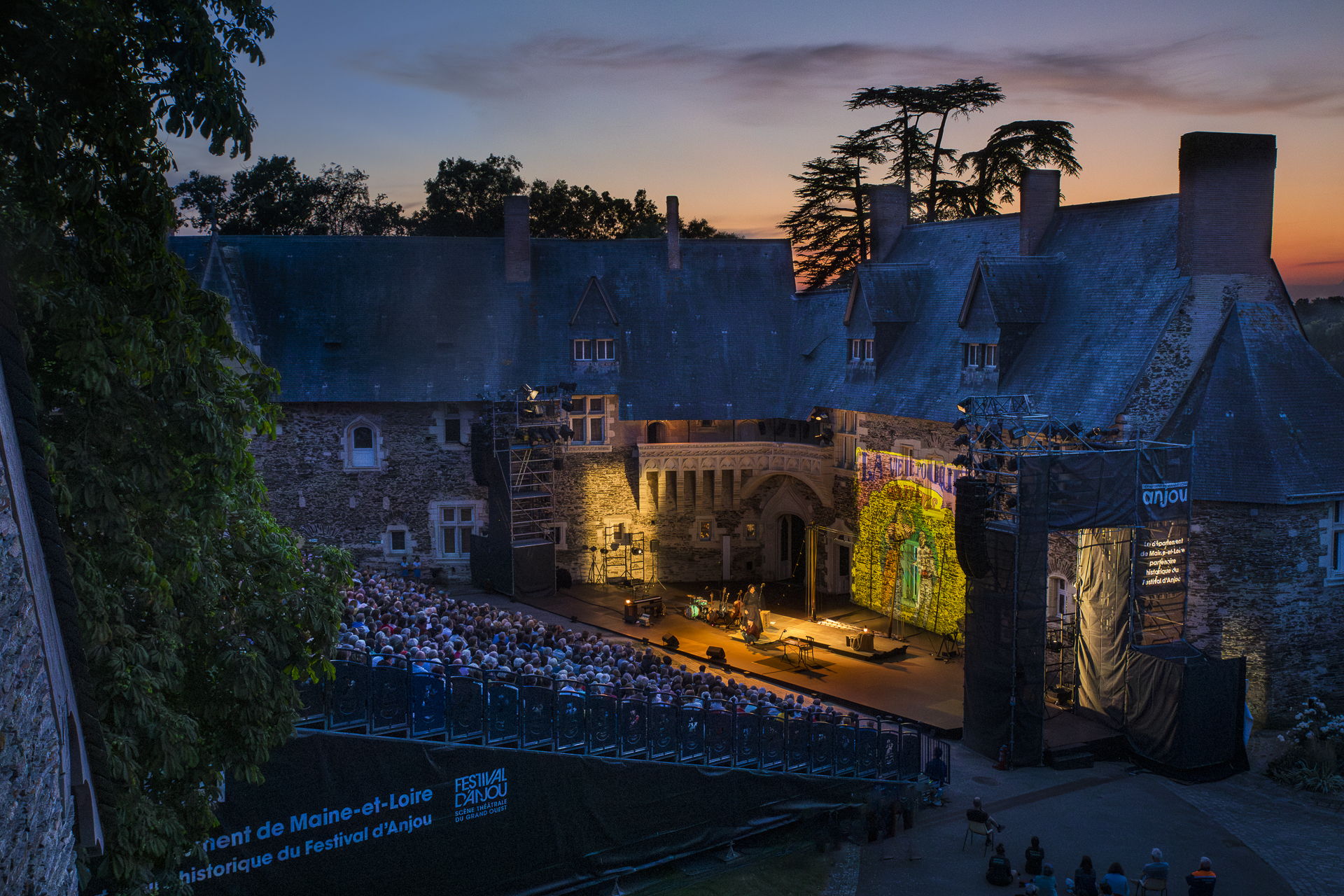 Photo du château du Plessis-Macé de nuit pendant le Festival d'Anjou 2023