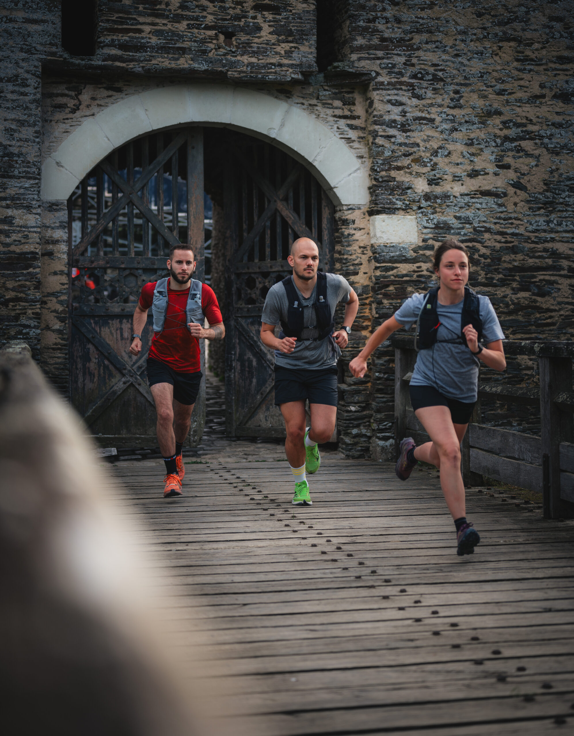 trois coureurs sur le pont du château